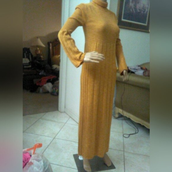 BNWOT MAXI SWEATER DRESS SZ. SM BY ELIZABETH & JAMES 100% WOOL GOLDEN COLOR LUX - Picture 3 of 13